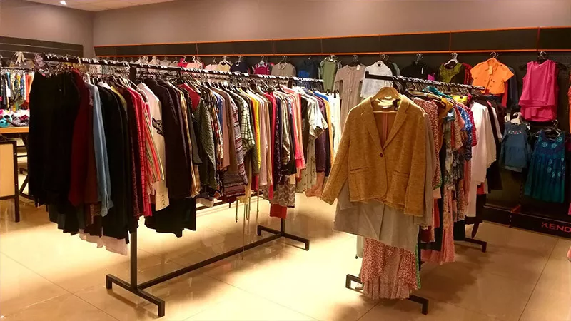 Photo : Comptoir Universel de Vente, Marchandises surplus & Fin de séries à Sambreville