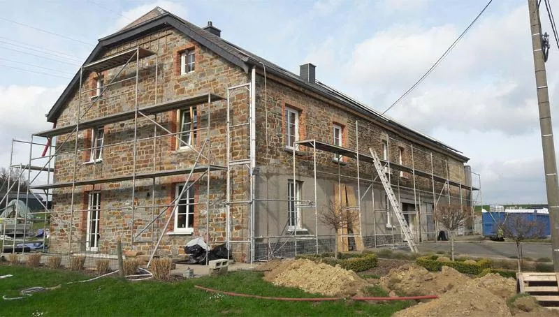 Photo : Etienne Lambert, Pose de Crépis de Façade à Martelange, Attert, Léglise, Fauvillers & entités